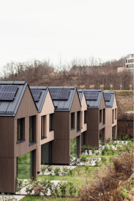 Moderne Doppelhaus-Anlage im Kremstal aus DHF Unterdeckplatten