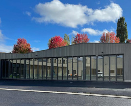 Mit thermisch getrennten Stahlprofilen lassen sich Tore bis zu 4,5 Metern Höhe problemlos realisieren, und in Kombination mit Sonderverglasungen erreichen die Tore einen U-Wert von 1,0!