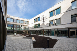 Autarke Architektur: Schulneubau setzt auf intelligente Lamellenfenster 💡