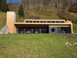 Falttore als funktionaler Bestandteil des neuen Sicherheitszentrums Bizau.