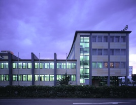 Zweite-Haut-Fassade für Sparkassenfiliale