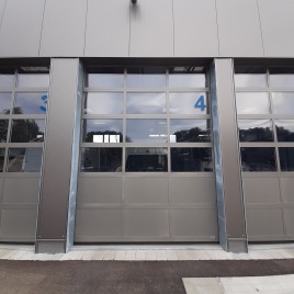 Verglaste Industrietore – Licht & Transparenz für moderne Betriebe