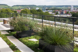 Sicherheit trifft Gestaltung – mit dem Skygard Geländersystem und den Aluminium Pflanzgefäßen von Optigrün.