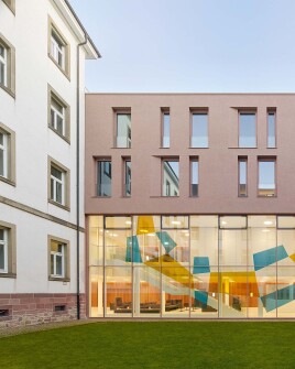 Dialog der Epochen im Gerichtshof ⚖️