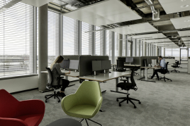 Lamellennachführung mit Cut-Off: blendfreie Tageslichtnutzung mit WAREMA