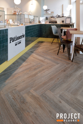 Moderner Ladenbau mit Vinylboden