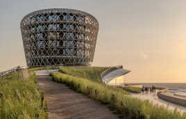 Vom Strand aufs Gründach - wo Architektur zur Dünenlandschaft wird.