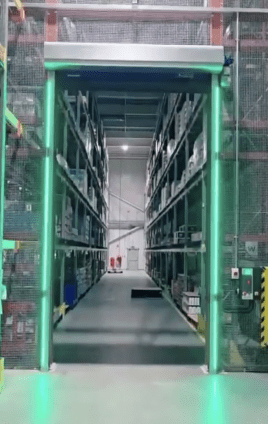 LED-Ampelstreifen für zusätzliche Sicherheit im Durchfahrtsbereich.