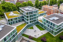 Arbeiten mit grüner Dachterrasse im Medienhaus Schwäbischer Verlag in Ravensburg.