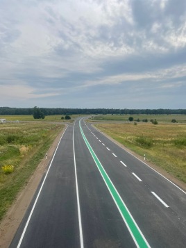 🛣️ Mehr Sicherheit auf der B169: Grüner Mittelstreifen neu markiert