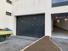 Alloheim Senioren-Residenz „Stadtquartier Schlossstraße” – Handbetätigtes Schiebefalttor für Anlieferung.