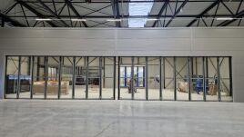 Großflächige Öffnungen spielen nicht nur in der Gebäudehülle eine große Rolle, sondern auch innerhalb von Produktions- und Fertigungsgebäuden.