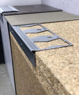 Reparaturwinkel für Treppen – stabile Lösung zur Instandsetzung beschädigter Stufen