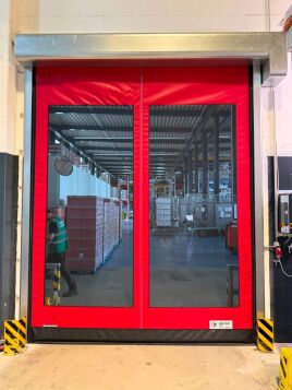 Ein Selbstreparierendes DynamicRoll® Schnelllauftor mit FullVision-Fenstern und schwarzem Insektenschutzgitter.