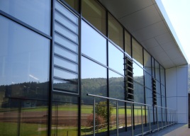 Technik, die verschwindet – Lamellenfenster in Ganzglasoptik