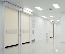 Reinräume stellen besondere Anforderungen an alle Komponenten innerhalb der Produktionsumgebung. Die DYNAMICROLL® Reinraumtore wurden vom Fraunhofer Institut auf ihre Reinraumtauglichkeit geprüft und zertifiziert.