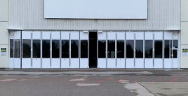 Wie lassen sich bestehende Gebäude energetisch modernisieren, ohne ihre Funktionalität einzuschränken? Ein gutes Beispiel: ALPGATE Schiebefalttor 18.000 x 4.500 mm.