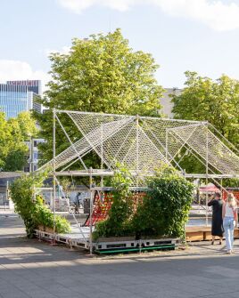 Wenn Hitzewellen Stadtplätze unbenutzbar machen, braucht es neue Formen der Klimaanpassung.