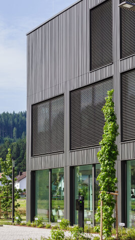 Aluminiumfassade in Umbragrau für Verwaltungsgebäude Erdrich ✨