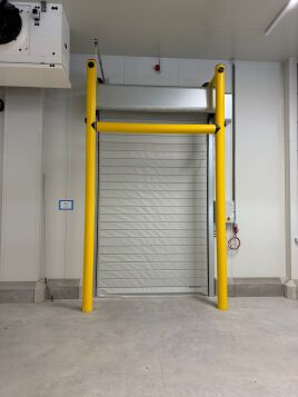Erfolgreiches Projekt in Tirol: In einem Lebensmittellager in Kematen sorgen jetzt elf DynamicRoll® FRIGO 1 Kühlhaustore für einen effizienten Warenfluss zwischen den einzelnen Temperaturbereichen.