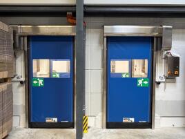 DynamicRoll® FOOD INOX: Individuelle Schleusenlösung mit Notausgang für hygienesensiblen Bereich.