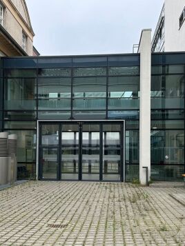 Vollverglaste Falttore: Transparenz und Sicherheit.