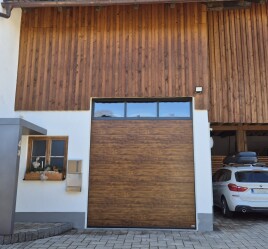 Garagentor in Holzoptik – harmonisch ins Gesamtbild integriert